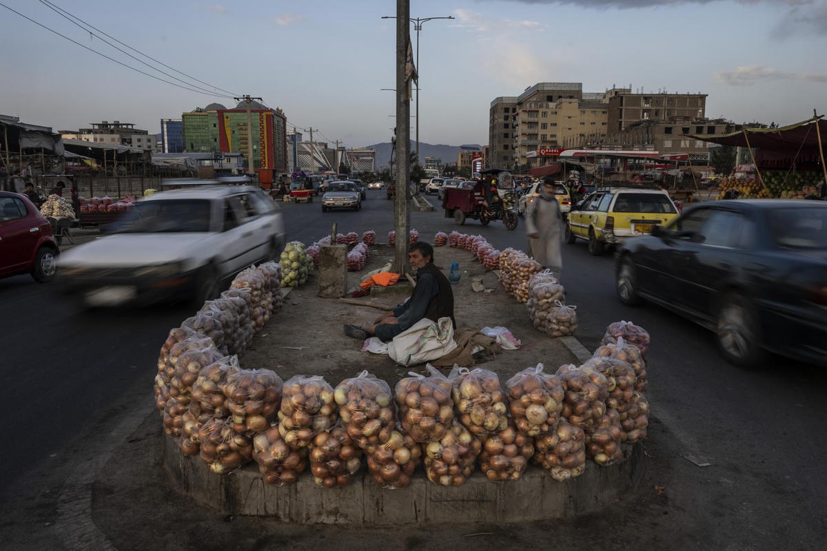 Một người đàn ông bán trái cây giữa một con phố ở thủ đô Kabul, Afghanistan (22/9/2021). Ảnh: AP.
