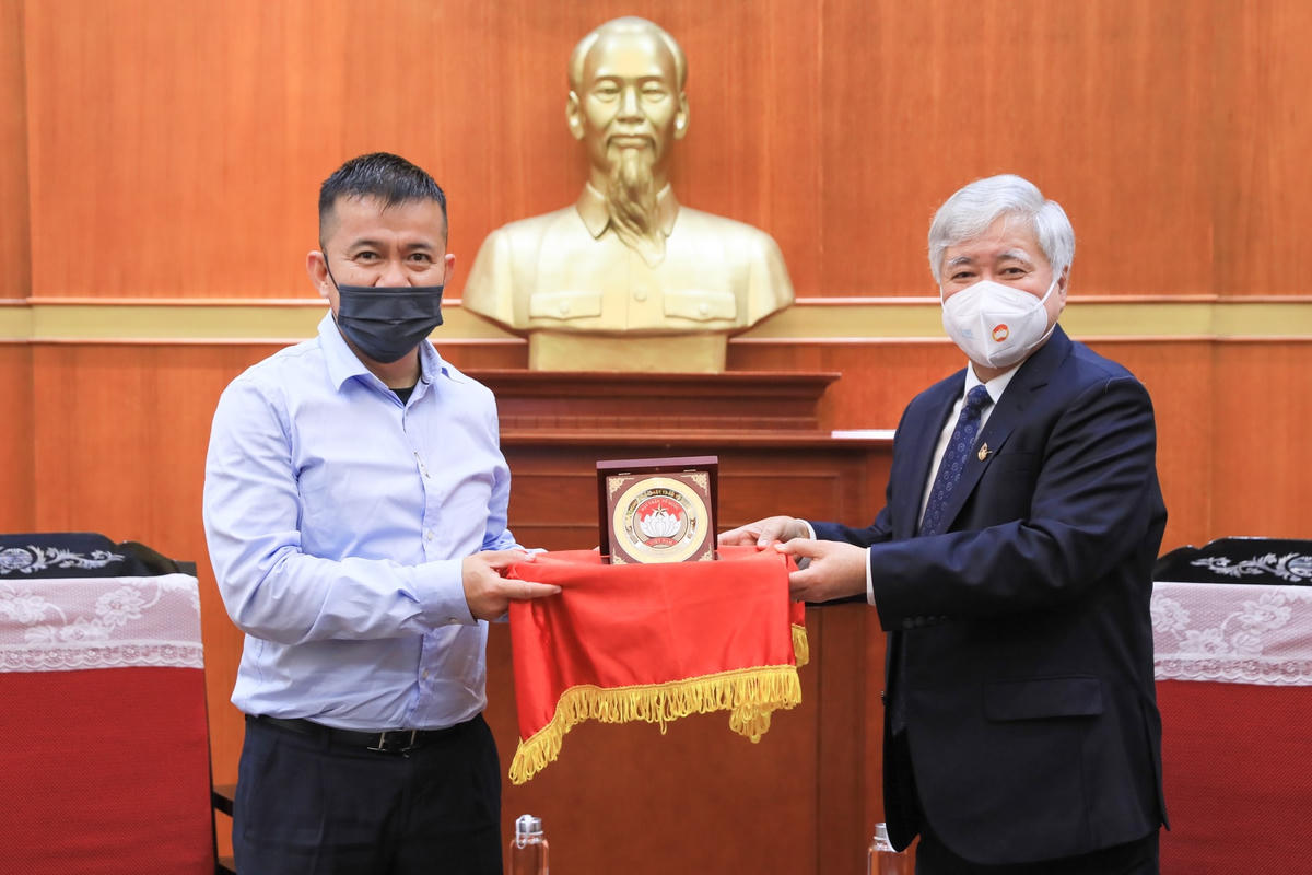 Chủ tịch Đỗ Văn Chiến tặng quà lưu niệm cho lãnh đạo Trungnam Group. Ảnh: Quang Vinh.