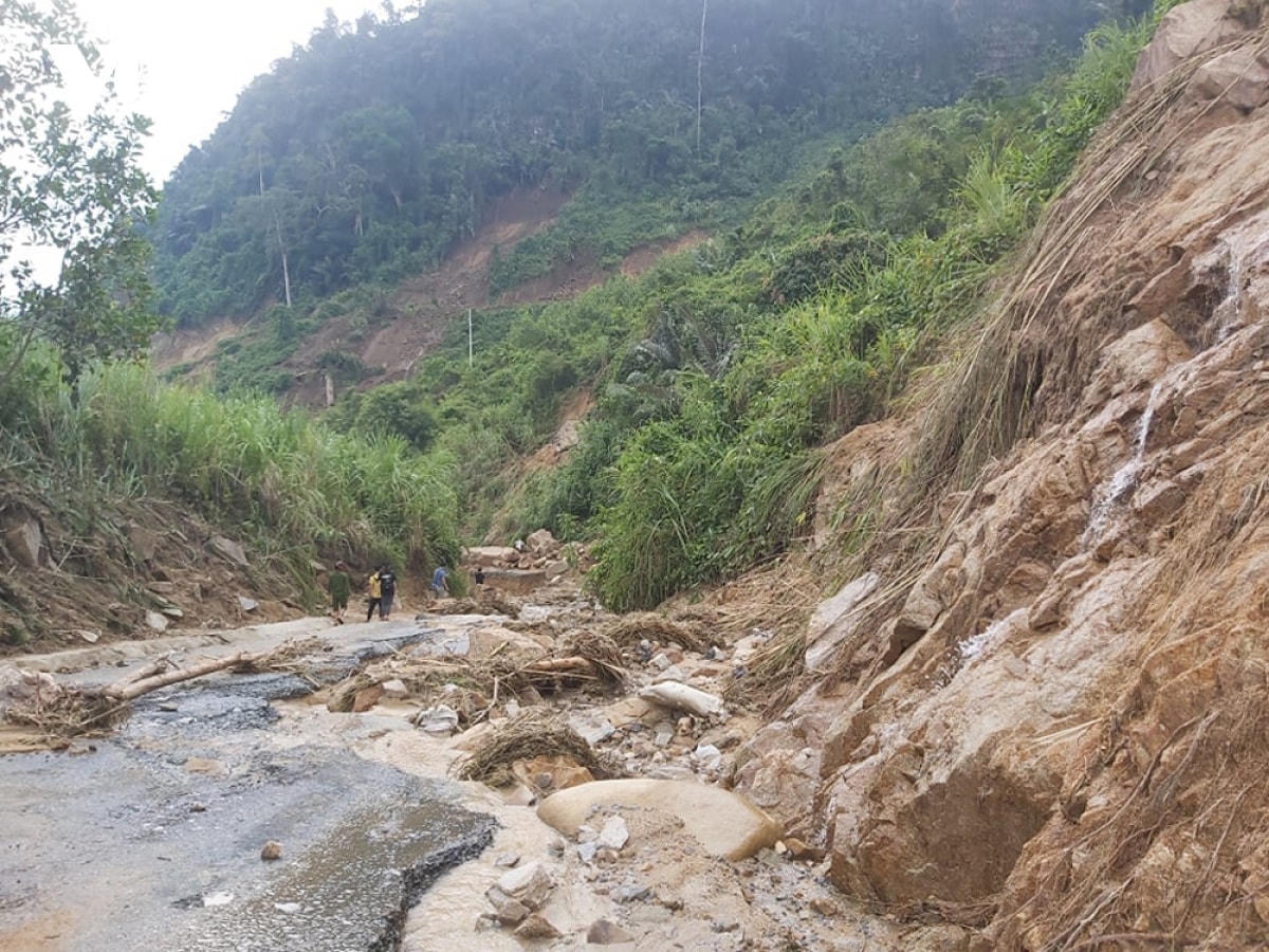 Việc khôi phục giao thông mất cả tháng trời.