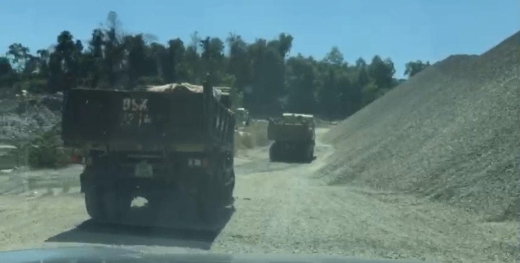 Xe ben nối đuôi nhau vào “công xưởng đá” ăn hàng