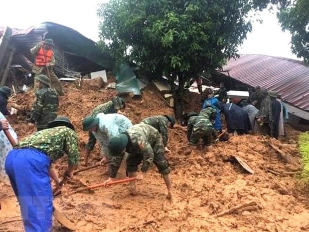 Lực lượng cứu hộ, cứu nạn tiếp cận hiện trường vụ sạt lở đất. (Ảnh: TTXVN phát).