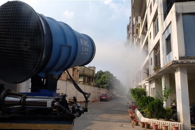 Phun thuốc khử trùng tại Kolkata, Ấn Độ.
