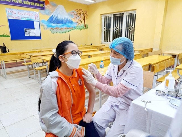 Tiêm vaccine phòng Covid-19 cho trẻ từ 5 đến dưới 12 tuổi tại Hà Nội ngày 17/4.  Ảnh: Minh Quyết