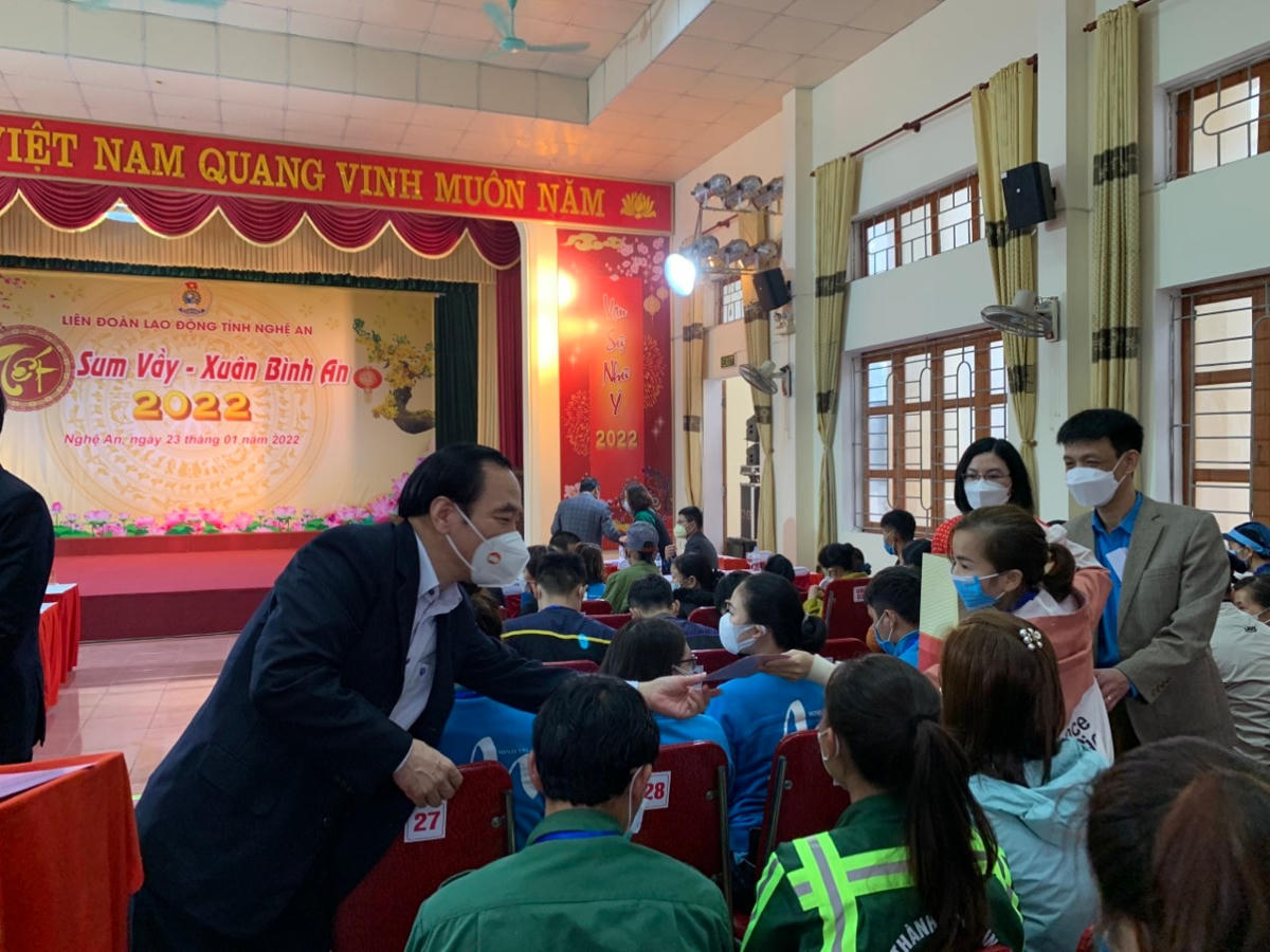 Ông Ngô Sách Thực, Phó Chủ tịch UBTƯ MTTQ Việt Nam trao quà cho công nhân tại chương trình "Tết sum vầy - Xuân bình an" do LĐLĐ tỉnh Nghệ An tổ chức.