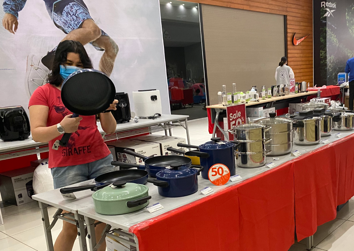 Lượng khách đổ đến các TTTM đông, xuất hiện tâm lý chủ quan