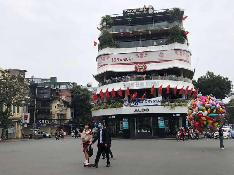 Tại khu vực Hồ Gươm người dân đi du Xuân khá đông.