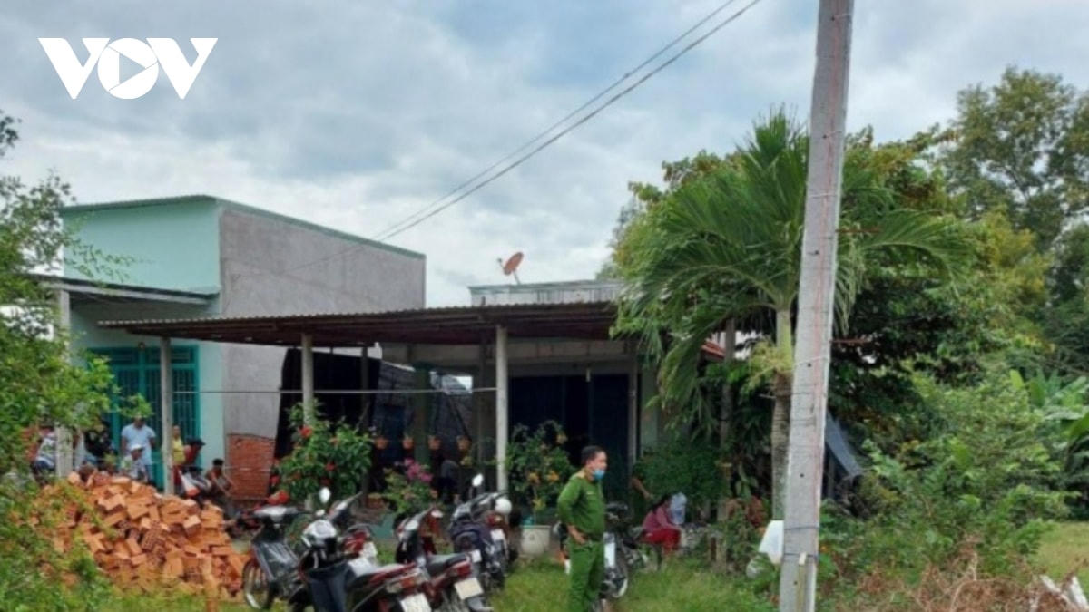 Công an phát hiện thi thể nạn nhân trong nhà bà Điệp.  