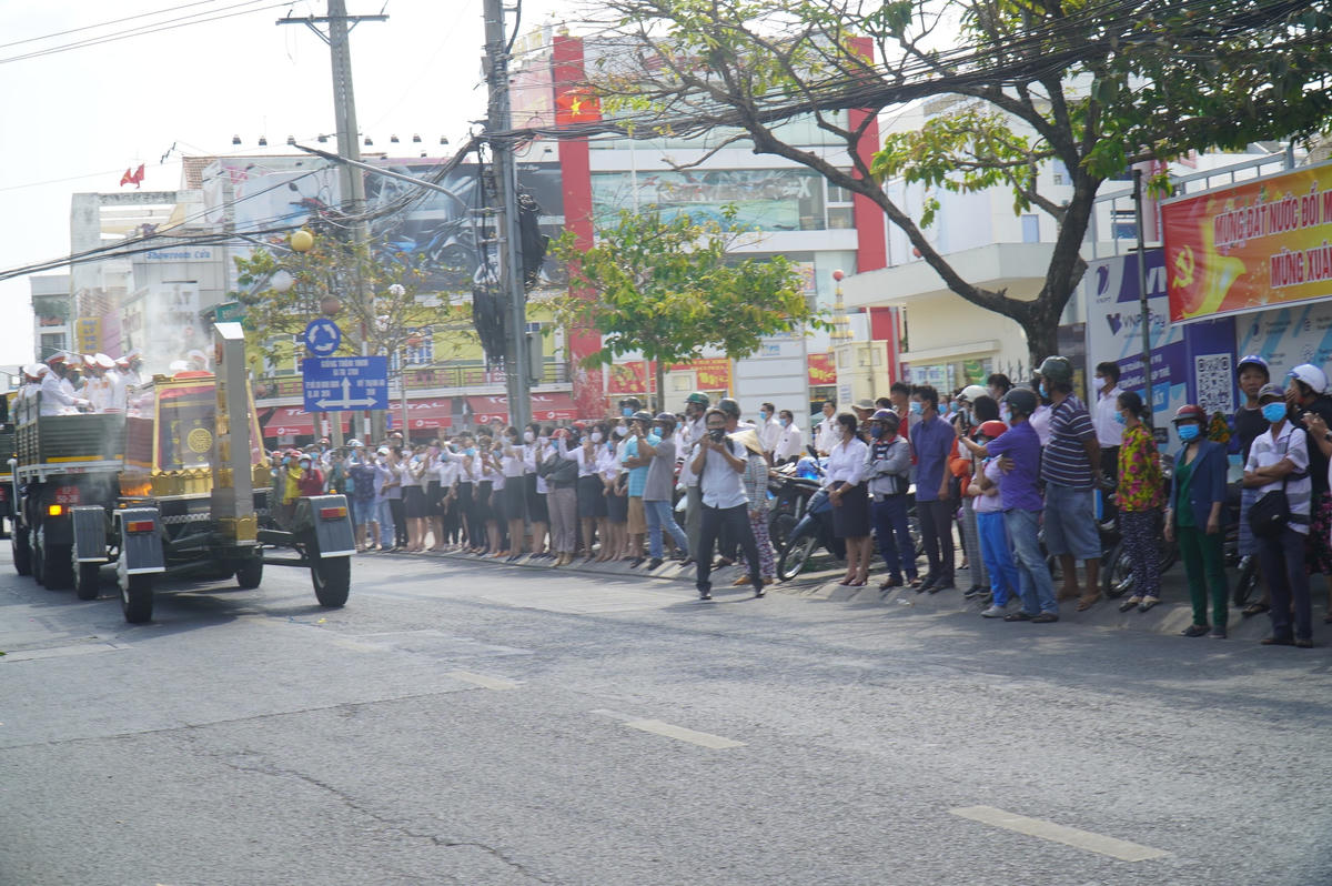 Người dân Bến Tre đứng kín đường tiễn đưa ông Trương Vĩnh Trọng về nơi an nghỉ cuối cùng