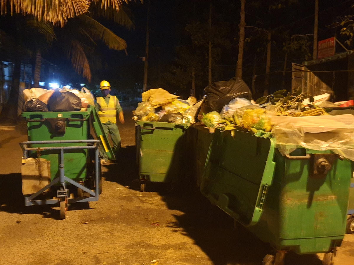 Dưới ánh đèn màu trang trí hắt xuống đường là bóng những người công nhân đô thị. Vất vả là thế nhưng trong ánh mắt họ vẫn chất chứa niềm tin, họ vẫn miệt mài chắt góp từng đồng về chăm lo cho gia đình nhỏ của mình.