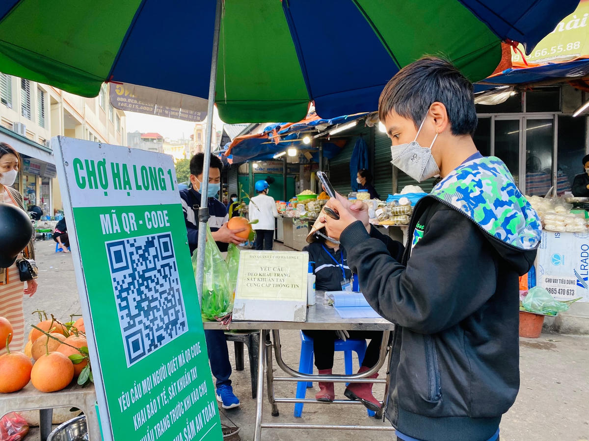 Chỉ còn vài ngày nữa là đến Tết Nguyên đán, nhu cầu mua sắm của người dân tăng cao và không tránh khỏi việc tập trung nơi đông người nên việc ý thức đảm bảo an toàn phòng, chống dịch là vô cùng cần thiết. Người dân luôn tự giác đeo khẩu trang và quét mã QR khi vào chợ.