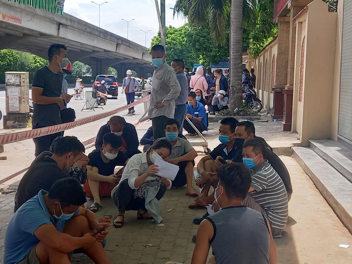 Tuy nhiên, một số người vẫn tụ tập ngồi theo nhóm trong quá trình chờ đợi được xét nghiệm. 