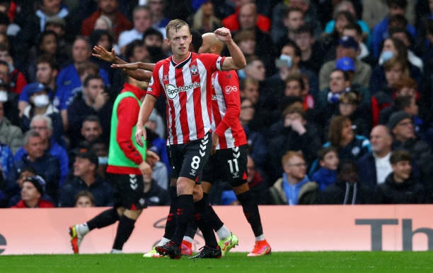 Ward-Prowse gỡ hòa trên chấm 11m.