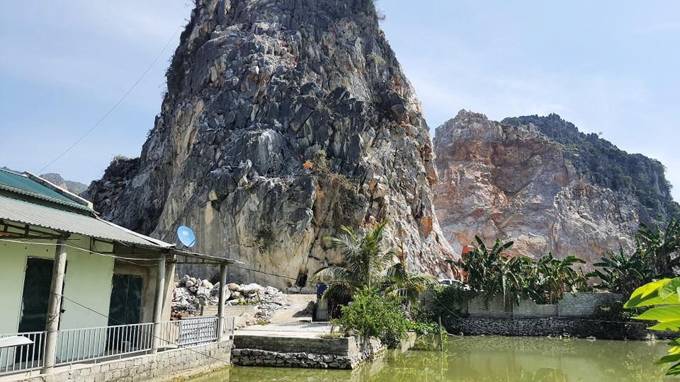 Mỏ đá của HTX Tân Sơn chỉ nằm cách khu dân cư chưa đầy 30 m.