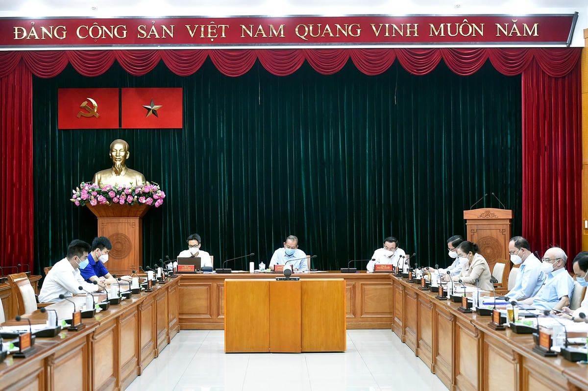 Phó Thủ tướng Thường trực Trương Hòa Bình, Phó Thủ tướng Vũ Đức Đam, Bí thư Thành ủy TP HCM Nguyễn Văn Nên dự họp tại đầu cầu TP HCM. Ảnh VGP/Đình Nam.  