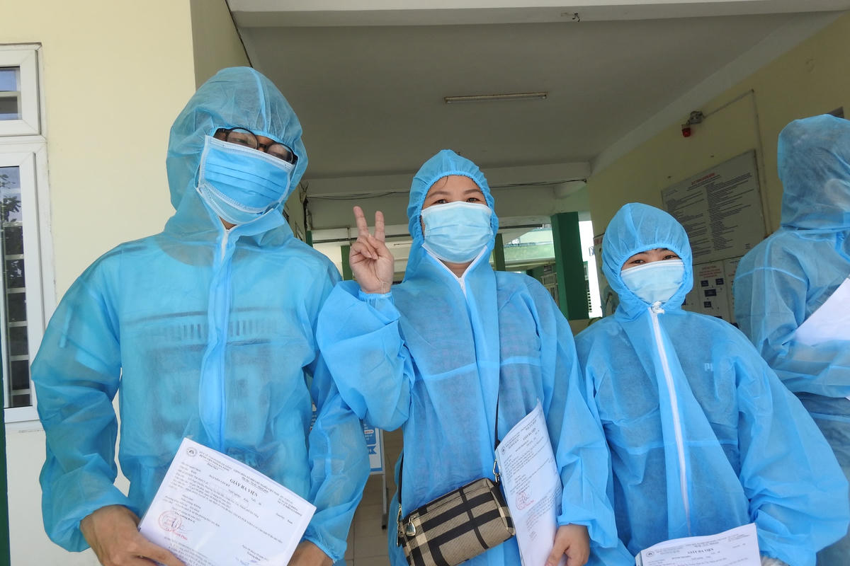 3 bệnh nhân Covid-19 làm việc tại ổ dịch Trường Minh (Khu công nghiệp An Đồn, Đà Nẵng) được công bố khỏi bệnh, cho ra viện sáng 6/6. Ảnh B.Nguyên.