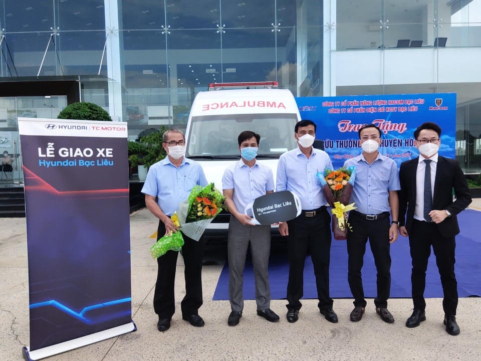 Tại Lễ trao này có Công ty Cổ phần Năng lượng Hacom Bạc Liêu và Công ty Cổ phần Điện gió Kosy Bạc Liêu (thành viên của Tập đoàn Kosy) đồng trao tặng xe cứu thương trên 1 tỷ đồng.