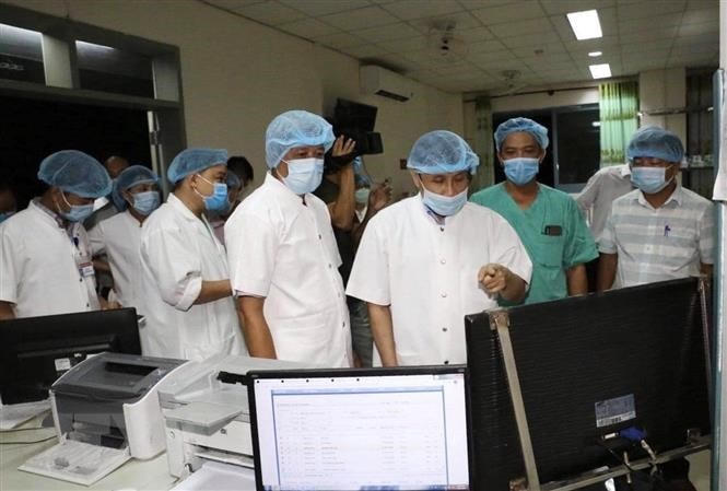 Thứ trưởng Bộ Y tế Nguyễn Trường Sơn (thứ 4 từ phải sang) thăm, làm việc tại Bệnh viện Trung ương Huế cơ sở 2. (Nguồn: TTXVN phát).