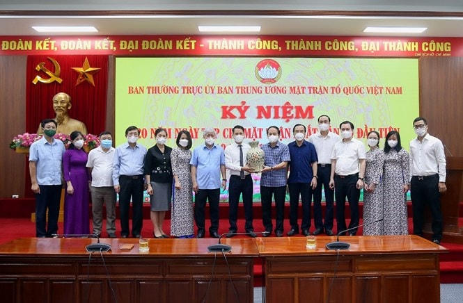 Bí thư Trung ương Đảng, Chủ tịch UBTƯ MTTQ Việt Nam Đỗ Văn Chiến (ảnh trên) và Ủy viên Trung ương Đảng, Phó Chủ tịch - Tổng Thư ký UBTƯ MTTQ Việt Nam Lê Tiến Châu tặng quà chúc mừng Tạp chí Mặt trận.