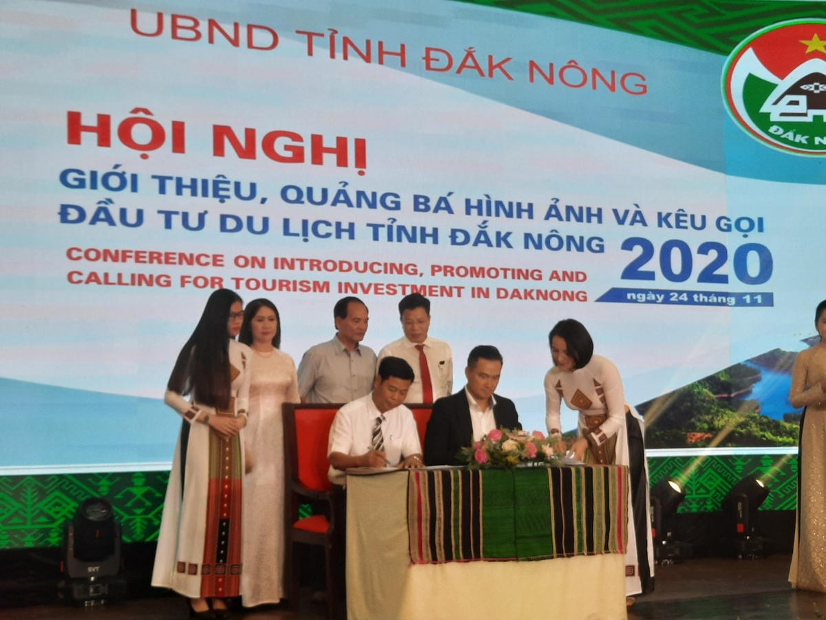 Đại diện tỉnh Đắk Nông và Công ty Cổ phần du lịch Hiểu về trái tim ký biên bản ghi nhớ về đầu tư du lịch.
