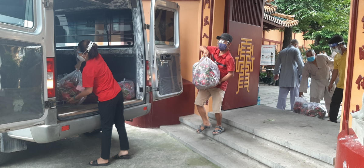 Cơ sở tôn giáo trên địa bàn huyện Lâm Hà (Lâm Đồng) quyên góp rau củ quả ủng hộ người dân vùng dịch.