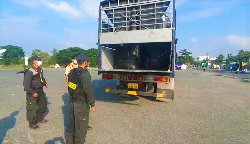 Lực lượng Tổ liên ngành chống buôn lậu tỉnh An Giang phát hiện xe tải vận chuyển số lượng lớn hóa chất cacbon không rõ nguồn gốc.
