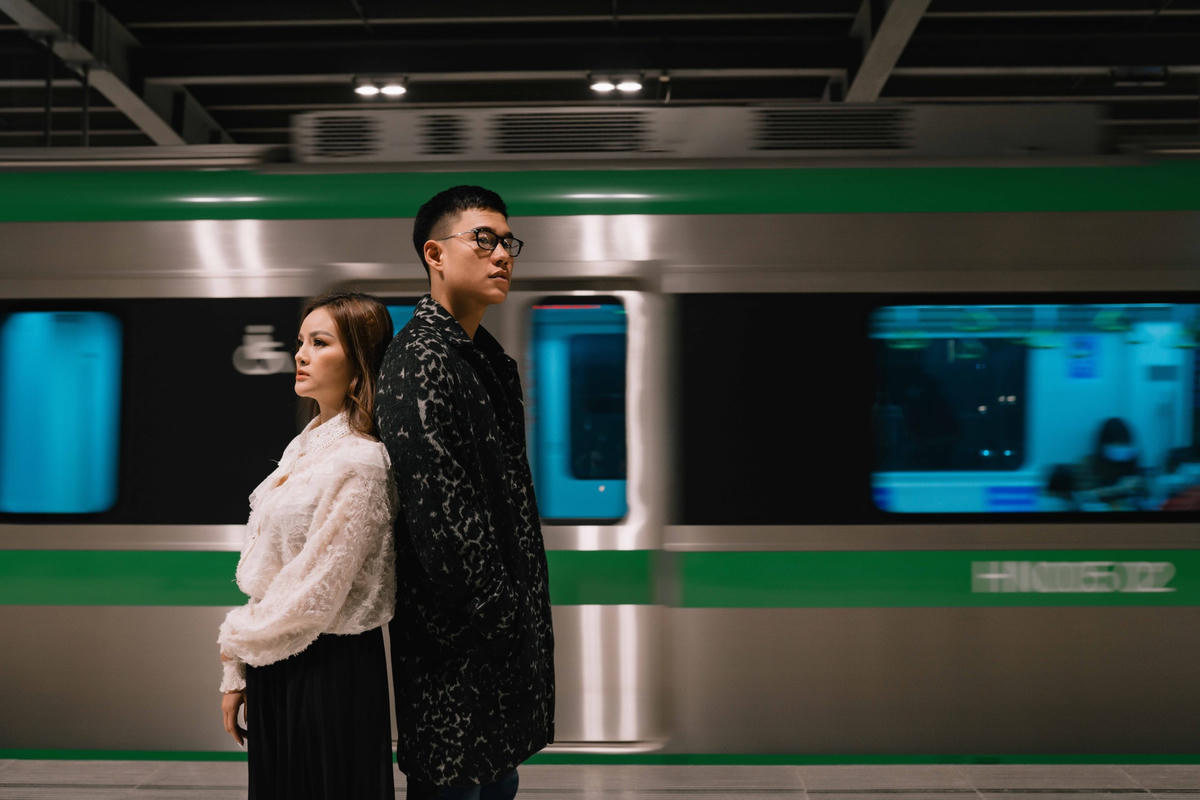 Phần hình ảnh của MV được quay tại nhiều nơi, trong đó có cảnh quay tại tuyến tàu điện Cát Linh - Hà Đông.