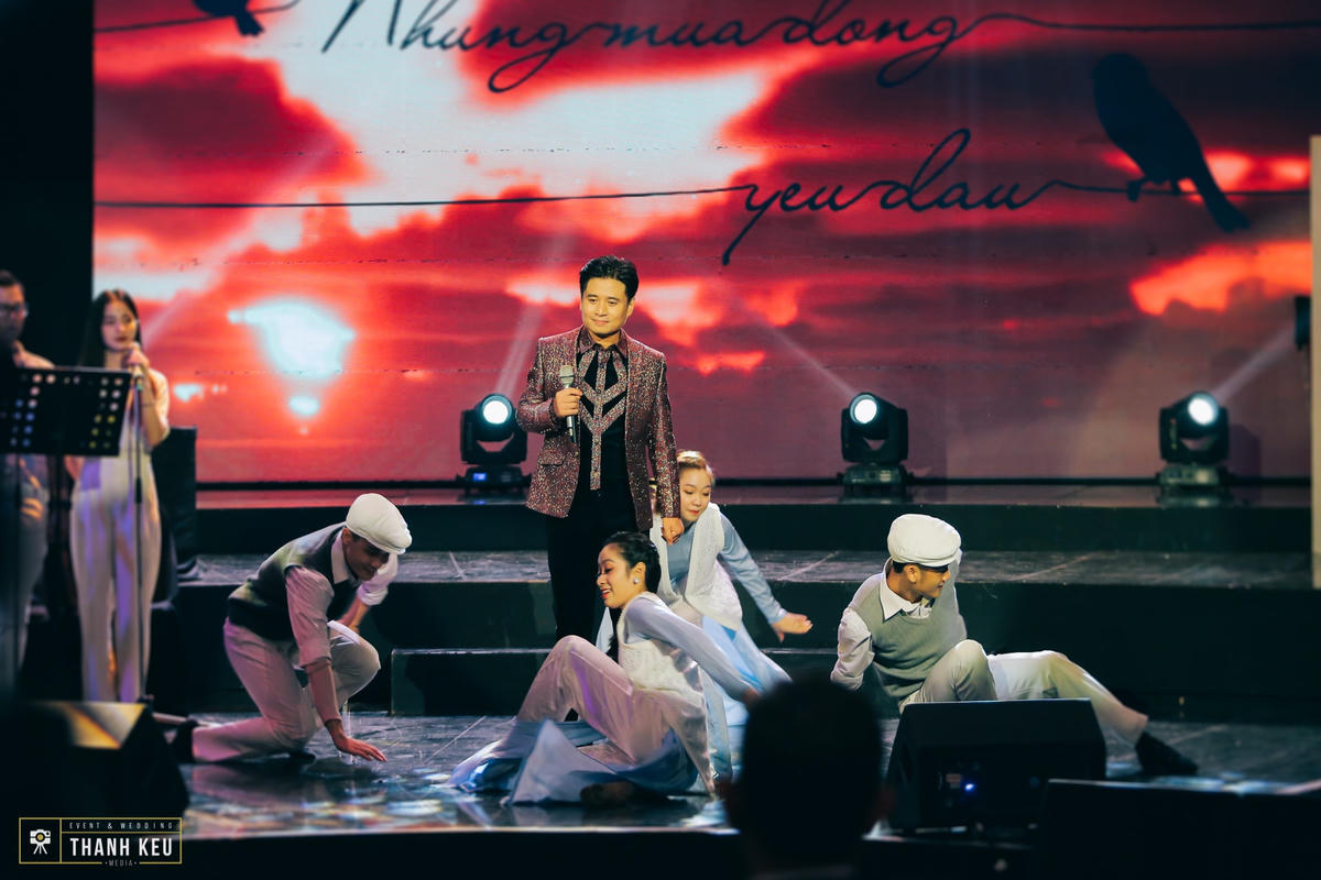 Ca sĩ Tấn Minh trình diễn ca khúc "Những mùa đông yêu dấu".