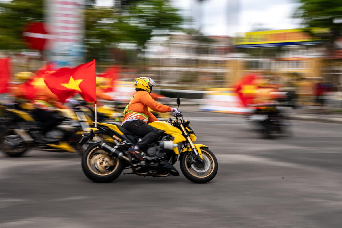 Đoàn Moto dẫn đoàn đua vào khúc quanh.