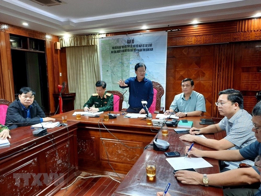Phó Thủ tướng Trịnh Đình Dũng, Trưởng Ban chỉ đạo Trung ương về công tác tìm kiếm cứu nạn họp chỉ đạo công tác tìm kiếm 53 người mất tích do bị vùi lấp tại huyện miền núi Nam Trà My, tỉnh Quảng Nam vào chiều tối ngày 28/10. (Nguồn: TTXVN).