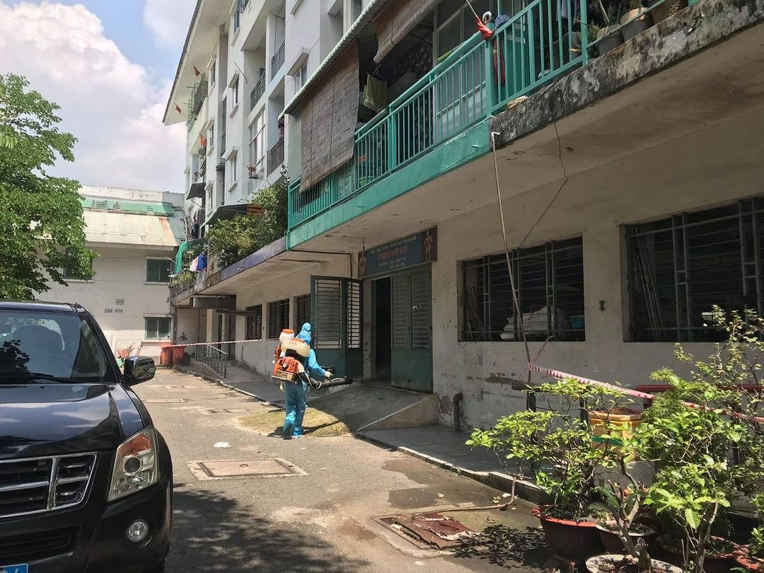 Nhiều địa điểm trên địa bàn thành phố phải phong tỏa và khử khuẩn.