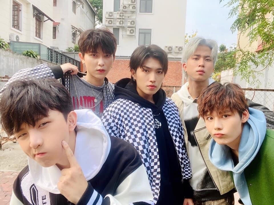 Mỗi khi xuất hiện, 5 hot boy của nhóm Uni5 vẫn luôn chiếm trọn tình cảm của các fan nữ bởi vẻ đẹp trai và tài năng.