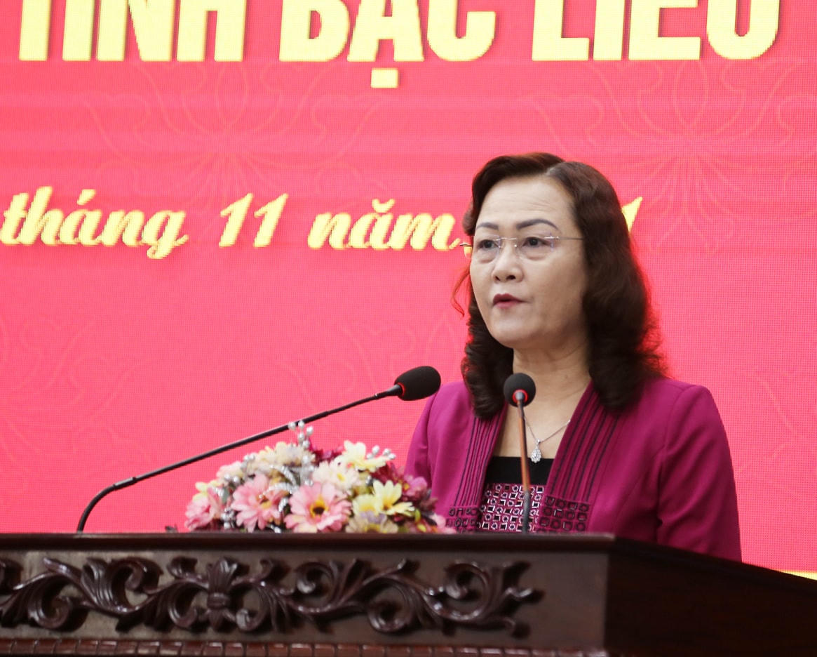 Phó Bí thư thường trực Tỉnh ủy Bạc Liêu Lê Thị Ái Nam báo cáo với đoàn.