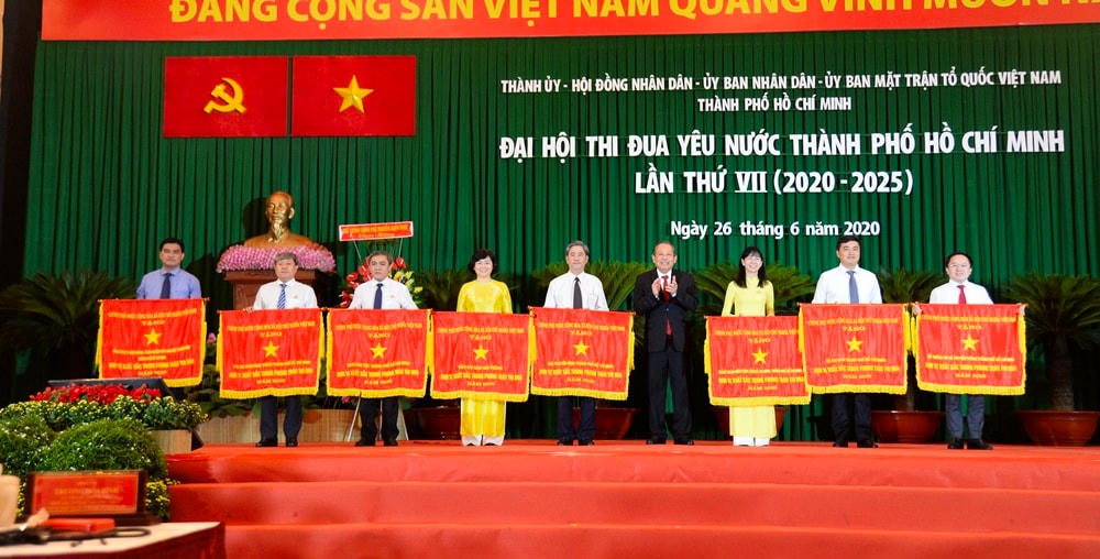 Các tập thể tiêu biểu nhận Cờ thi đua của Chính phủ.