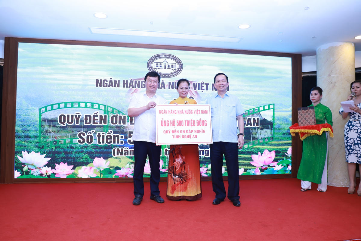Ông Nguyễn Đức Trung, Chủ tịch UBND tỉnh và bà Võ Thị Minh Sinh, Chủ tịch Ủy ban MTTQ tỉnh Nghệ An tiếp nhận sự hỗ trợ từ Ngân hàng Nhà nước Việt Nam.