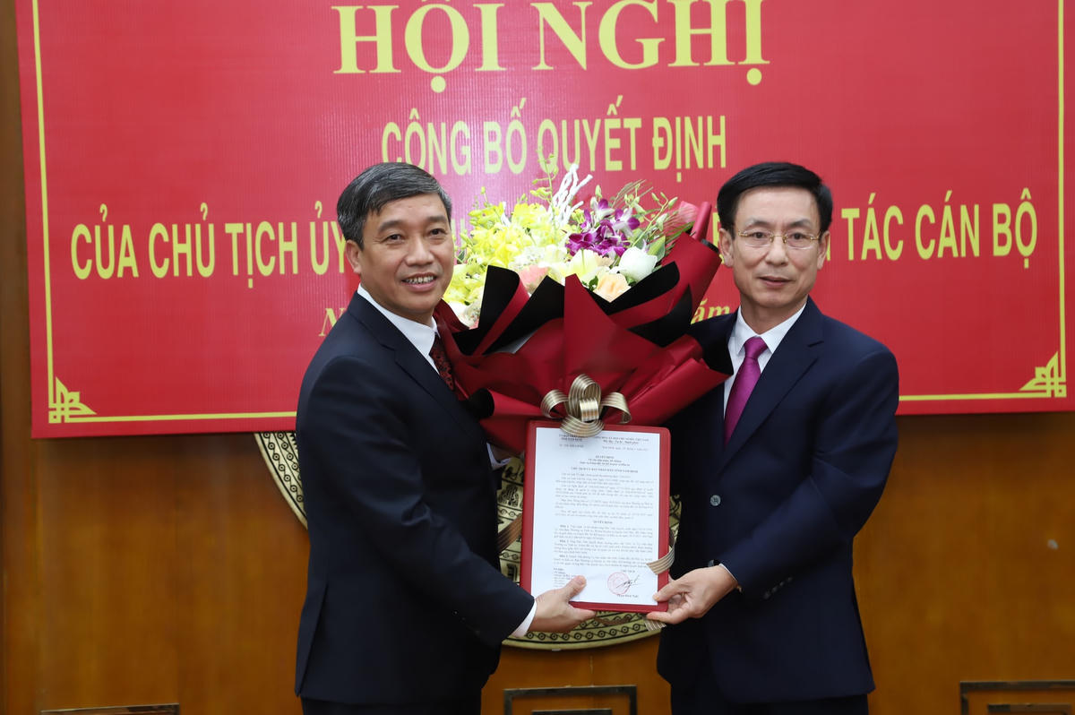 Chủ tich UBND tỉnh Nam Định (bên phải) trao quyết định tiếp nhận, bổ nhiệm cho ông Mai Văn Quyết.