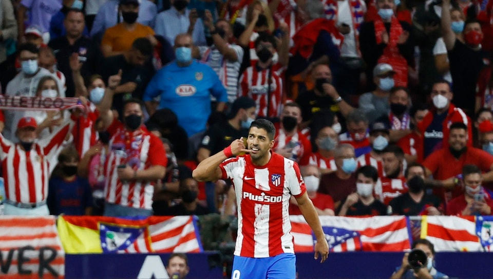 Suarez ăn mừng chế giễu HLV Koeman vì đã loại anh khỏi đội hình Barca mùa trước.