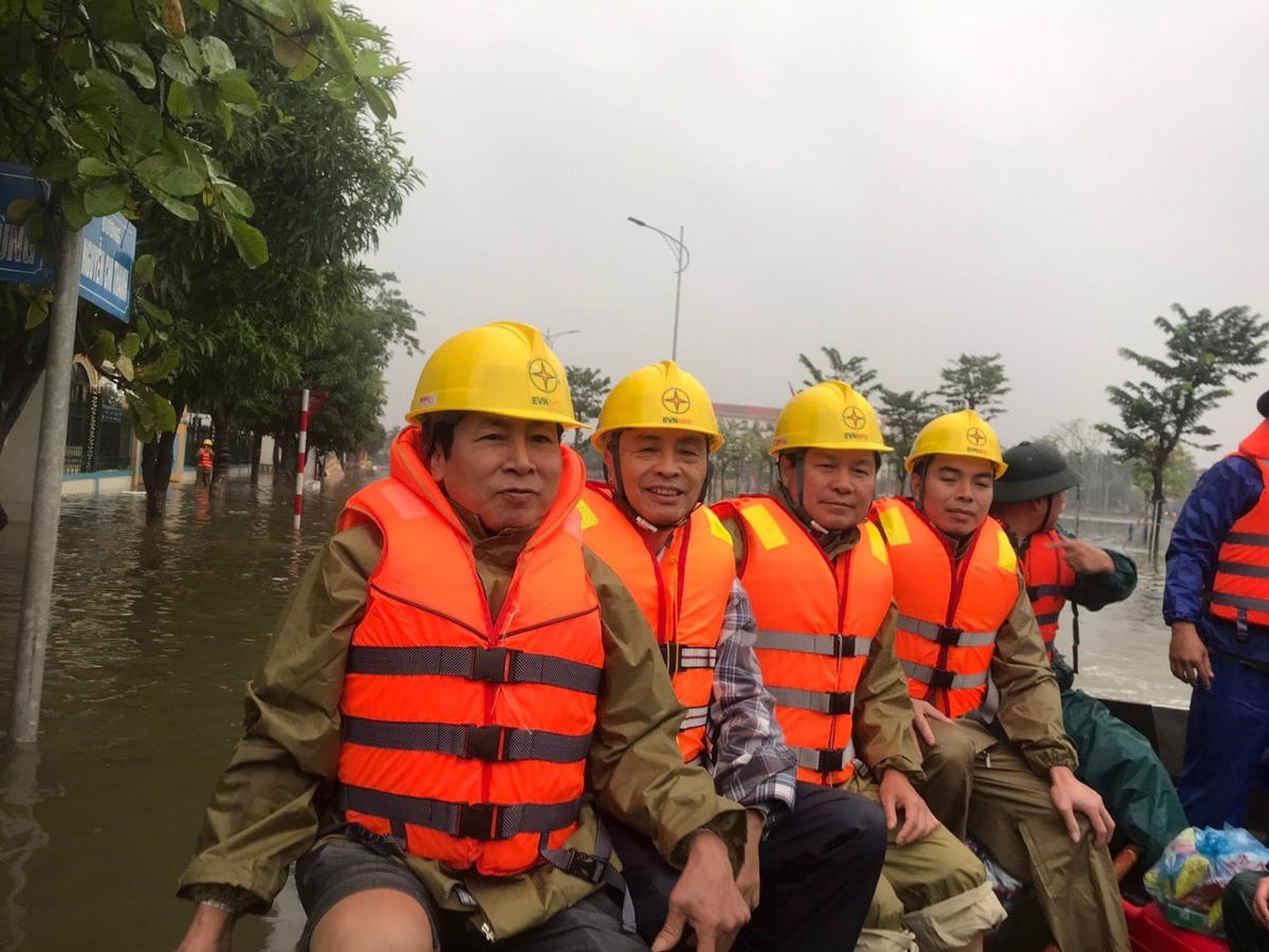 Đoàn công tác số 1 Công ty Điện lực Hà Tĩnh lên đường kiểm tra chỉ đạo lũ lụt.