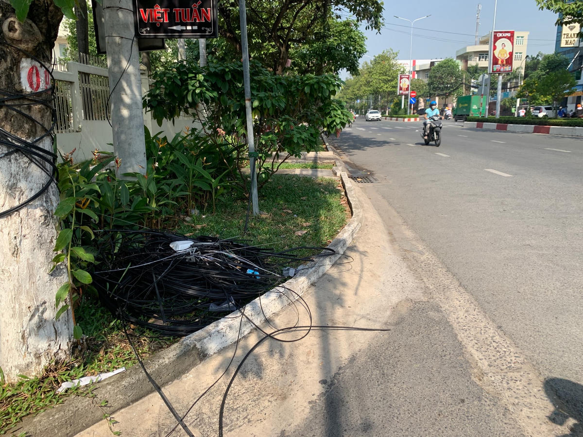 Rác thải là những đoạn cáp viễn thông được bỏ lại trên đường Đồng Khởi (khu vực kế bên Đài PT-TH Đồng Nai).