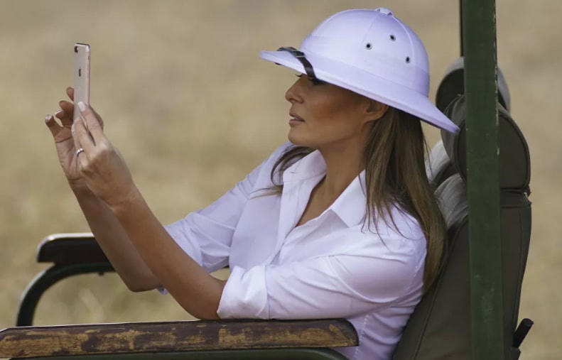 Bà Melania Trump chụp ảnh bằng điện thoại di động của mình trong một chuyến đi săn tại Vườn quốc gia Nairobi ở Nairobi, Kenya, ngày 5/10/2018. Trong sự kiện này, bà Melania Trump đã cho một chú voi con ăn để nhấn mạnh những nỗ lực bảo tồn động vật hoang dã. Đây là chuyến công du quốc tế đầu tiên và dài nhất với tư cách Đệ nhất Phu nhân của bà.