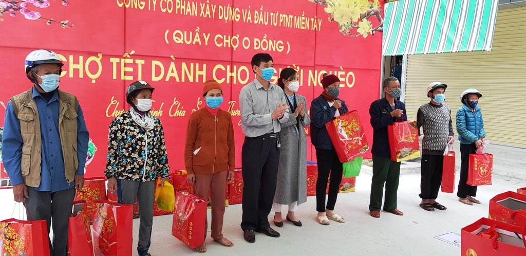 Ấm lòng những gói quà tình nghĩa ngày giáp Tết