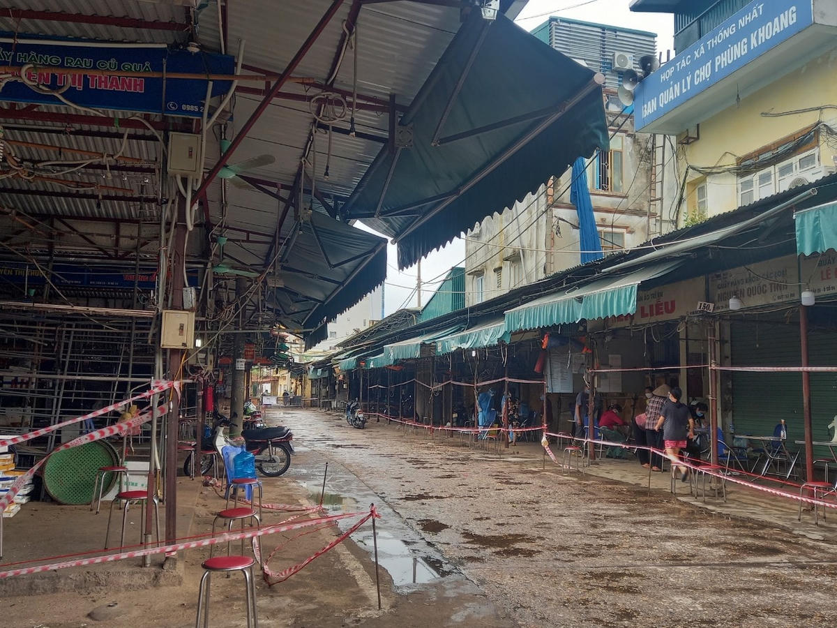 Các tiểu thương xếp hàng để lấy mẫu xét nghiệm. Ảnh: Phạm Sỹ.
