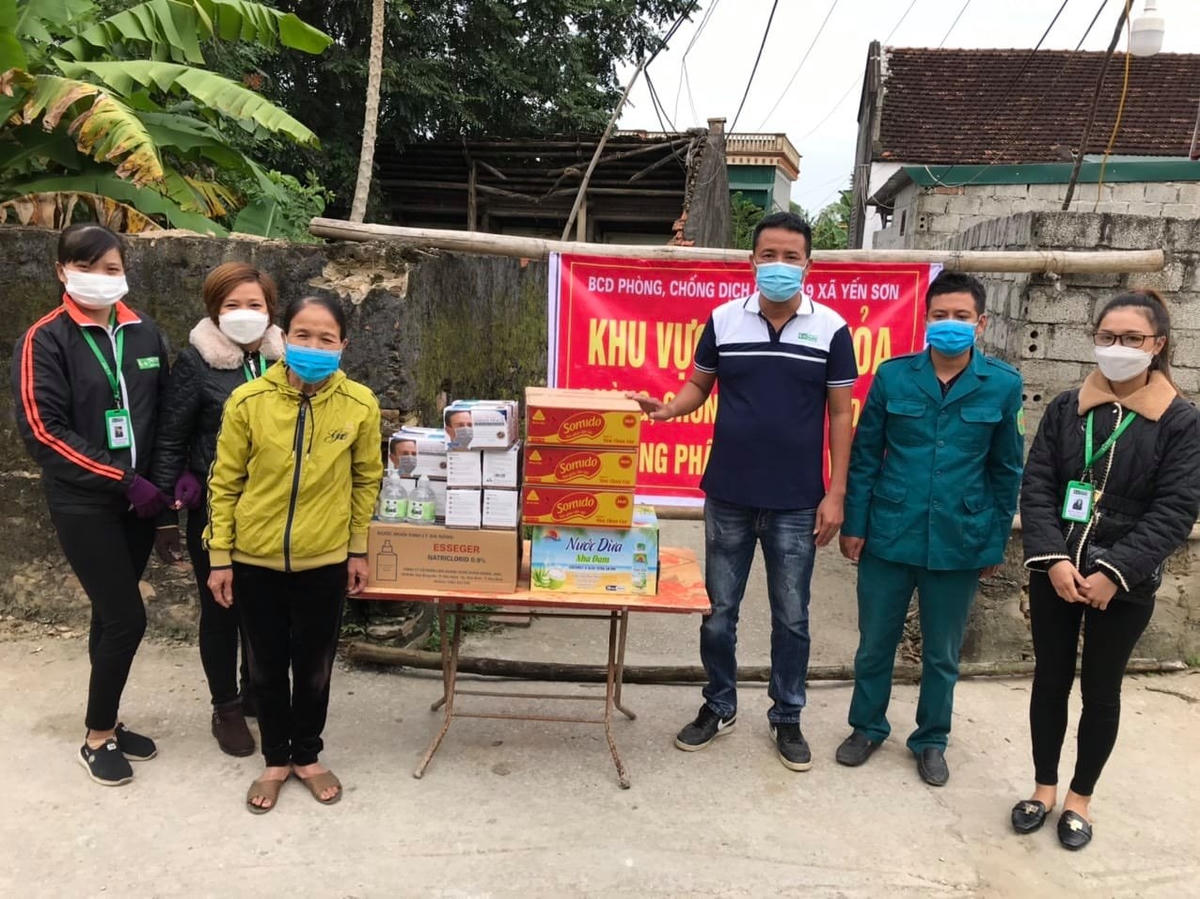 Người dân huyện Hà Trung hỗ trợ nhu yếu phẩm cho các chốt kiểm dịch trên địa bàn.