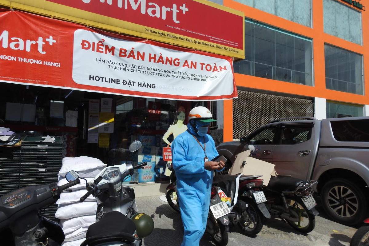Sipper có mặt từ các siêu thị từ rất sớm để nhận hàng, giao cho các hộ dân.