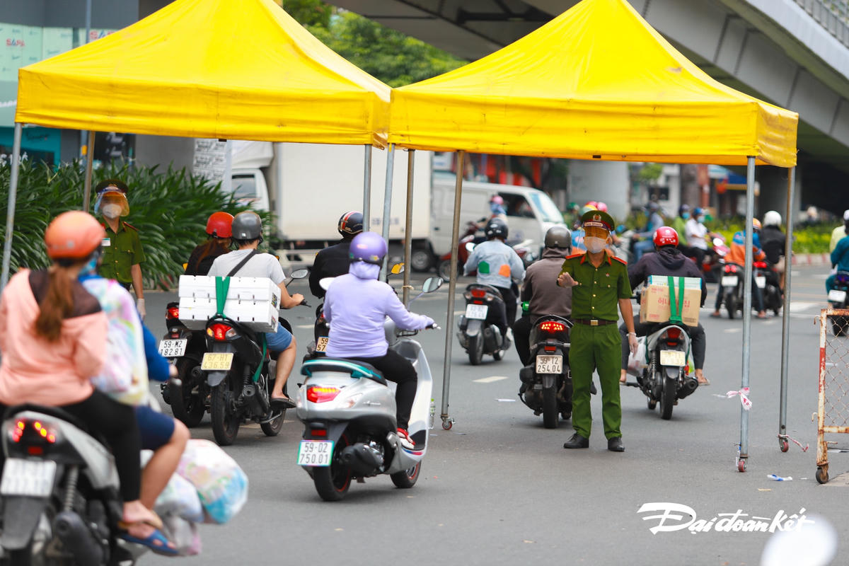 Các chốt kiểm dịch căng mình làm nhiệm vụ khi lượng phương tiện di chuyển ra đường tăng đột biến.