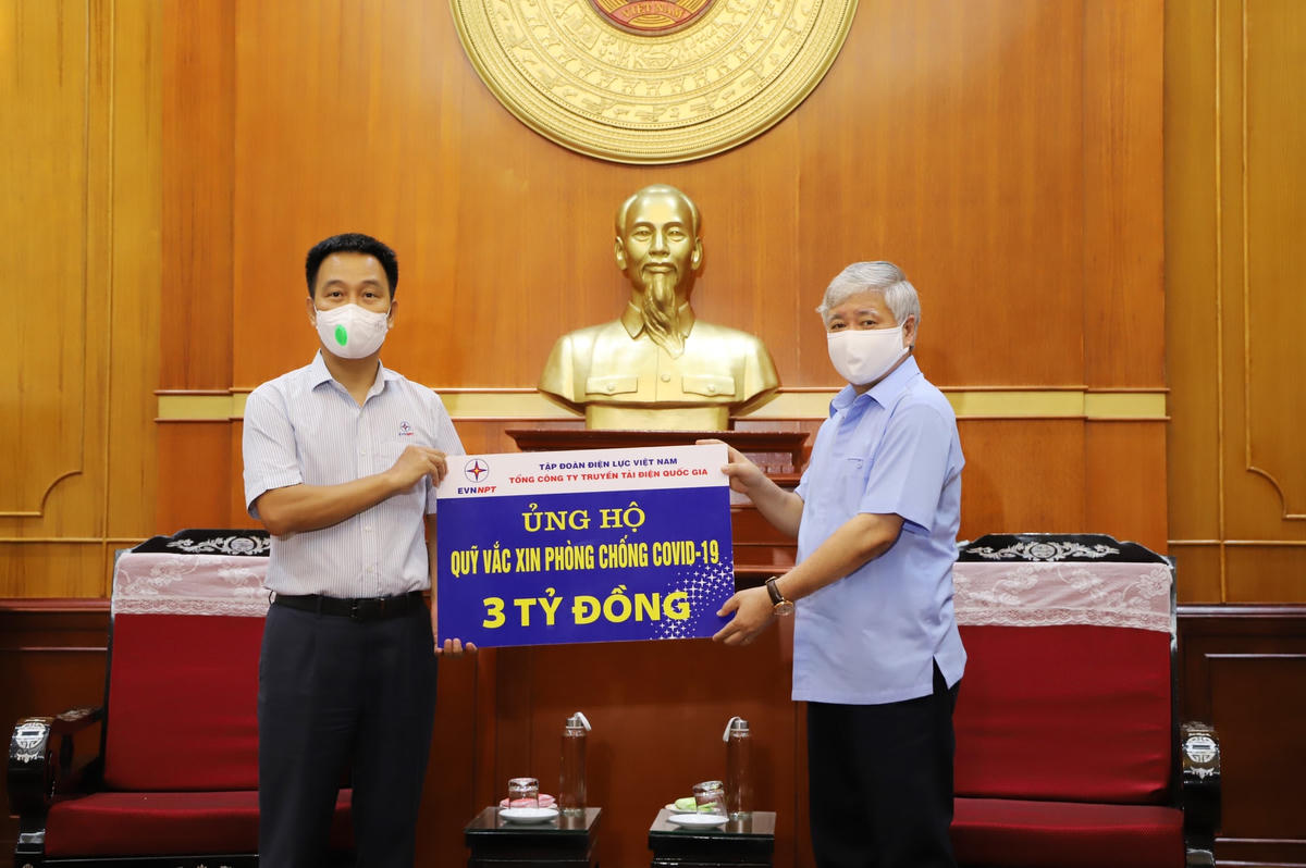 Chủ tịch Đỗ Văn Chiến tiếp nhận ủng hộ từ Tổng công ty Truyền tải điện Quốc gia.