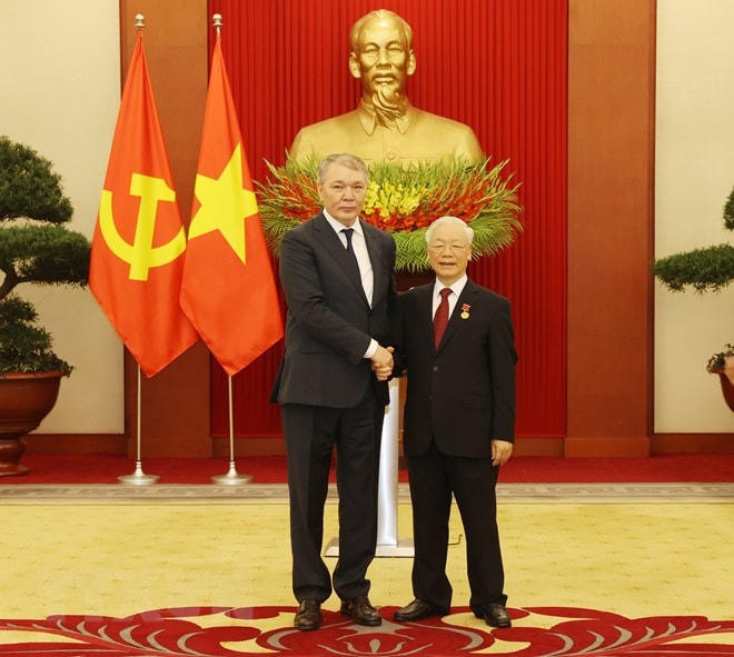 Tổng Bí thư Nguyễn Phú Trọng và ông Leonid Kalashnikov, Phó Chủ tịch Đảng Cộng sản Liên bang Nga, Chủ nhiệm Ủy ban các vấn đề về khối cộng đồng các quốc gia độc lập, Liên kết Á-Âu và Kiều bào, Chủ tịch Nhóm nghị sỹ hữu nghị Nga-Việt tại Duma Quốc gia Nga. (Ảnh: Trí Dũng/TTXVN).