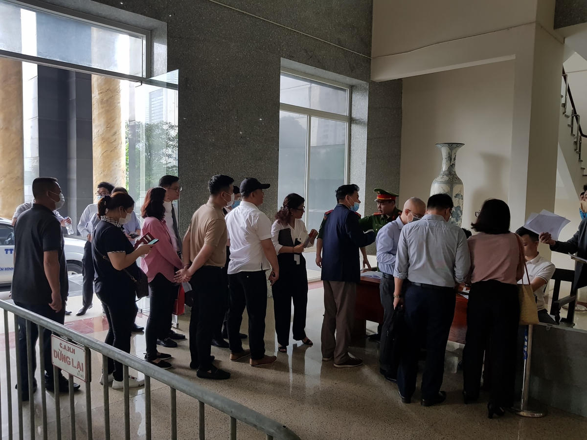 Công tác kiểm tra an ninh được tiến hành trước khi vào phòng xét xử.