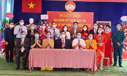 Đại diện các gia đình ký giao ước thi đua năm 2022.
