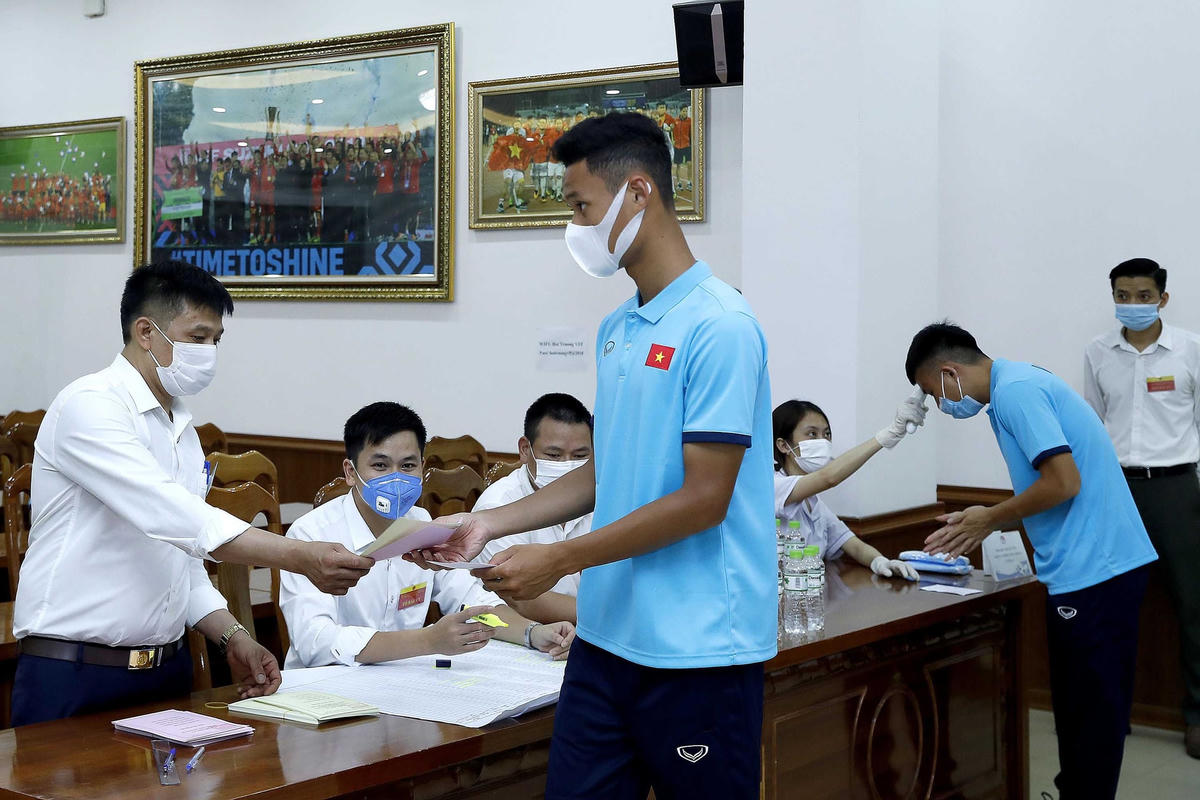 Nhiều cầu thủ trẻ lần đầu tiên vinh dự được cầm lá phiếu trên tay, tất cả đều cảm thấy phấn khởi, tự hào và có ý thức trách nhiệm hơn đối với lá phiếu của mình để lựa chọn những người xứng đáng bầu vào Quốc hội và HĐND các cấp.