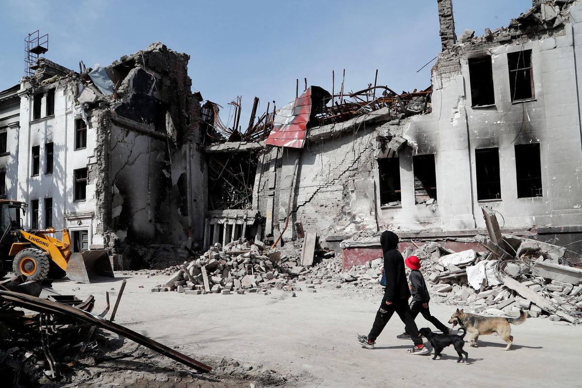 Một tòa nhà bị phá hủy ở thành phố cảng phía nam Mariupol, Ukraine. Ảnh: Reuters.